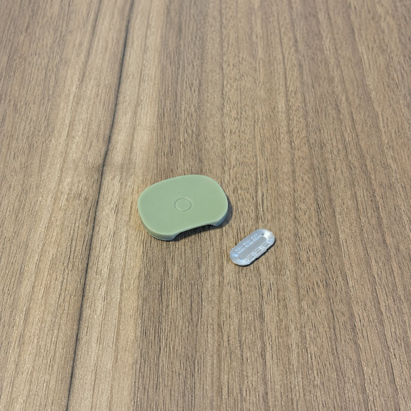 PAX Flow oven screen and mouthpiece on a wooden surface
