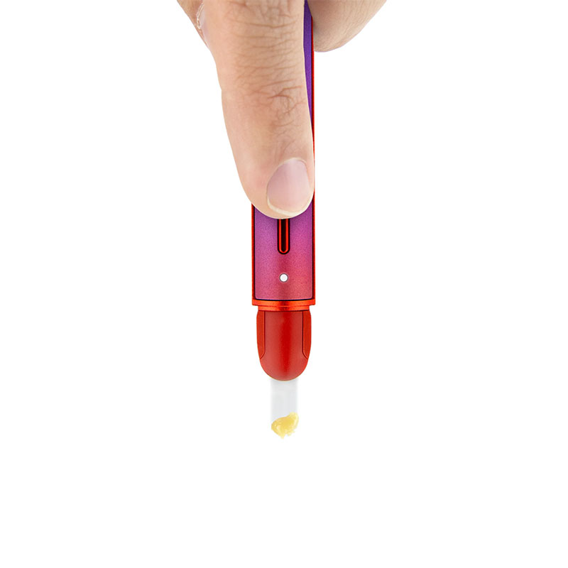 Hand using the Puffco Hot Knife Plasma to place concentrate onto a vaporizer chamber
