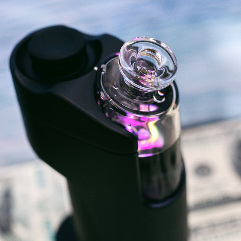 Detailed view of the Dr. Dabber Switch GO glass mouthpiece and chamber