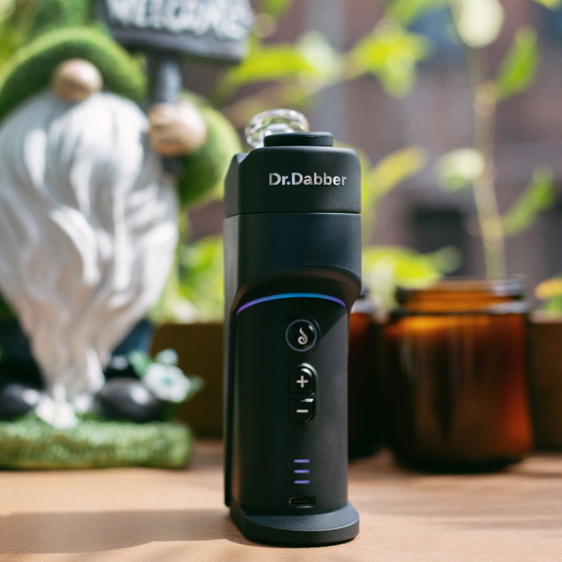 Front of the Dr. Dabber Switch GO showing power, temperature and battery controls