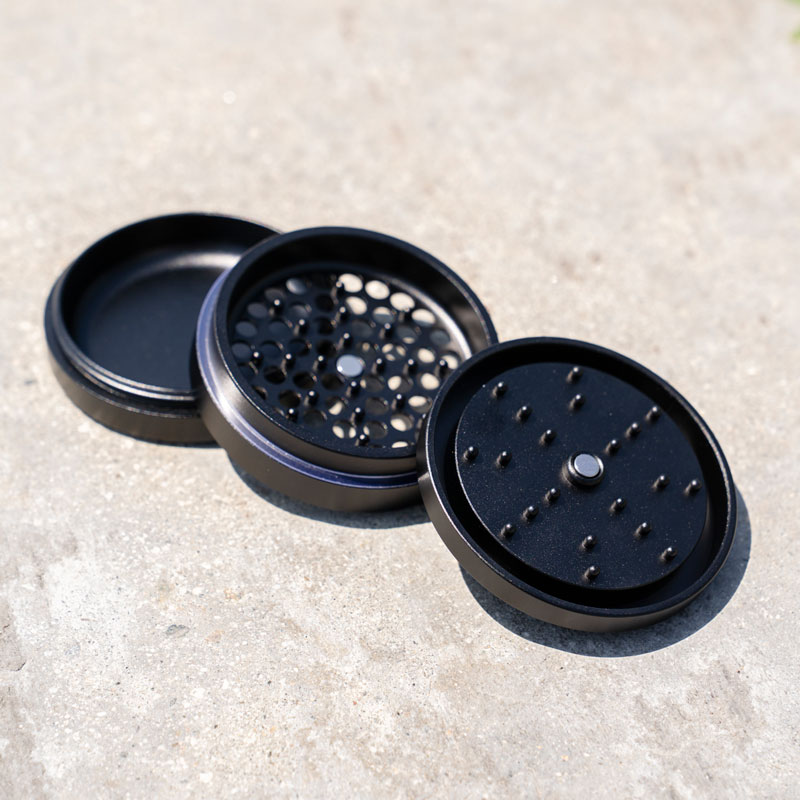 Open G Pen 3-Piece Slim Grinder showing the collection chamber, grinding plate and magnetic lid